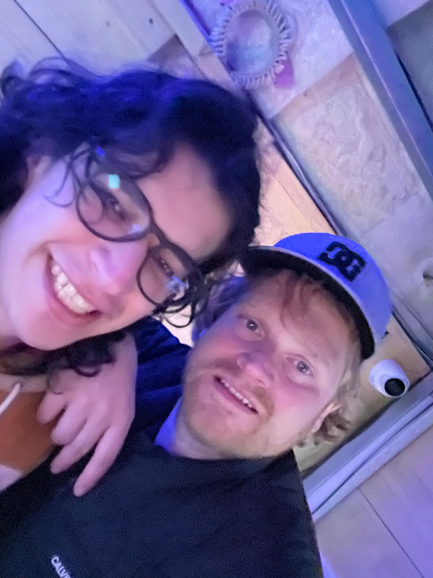 Selfie spät in der Nacht unterm Neonlicht — pure Camilo-Energie.
