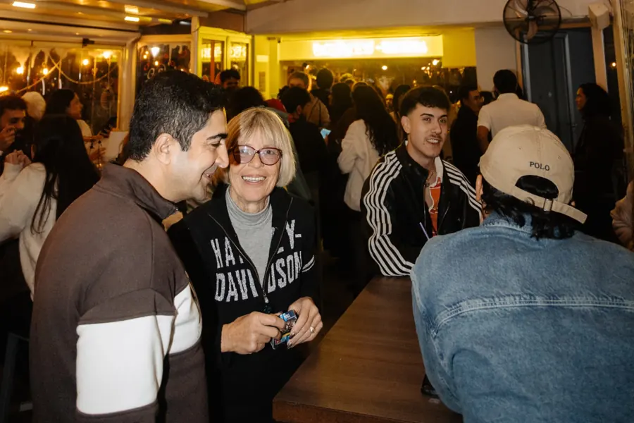 Invitados conversando durante una noche en grupo