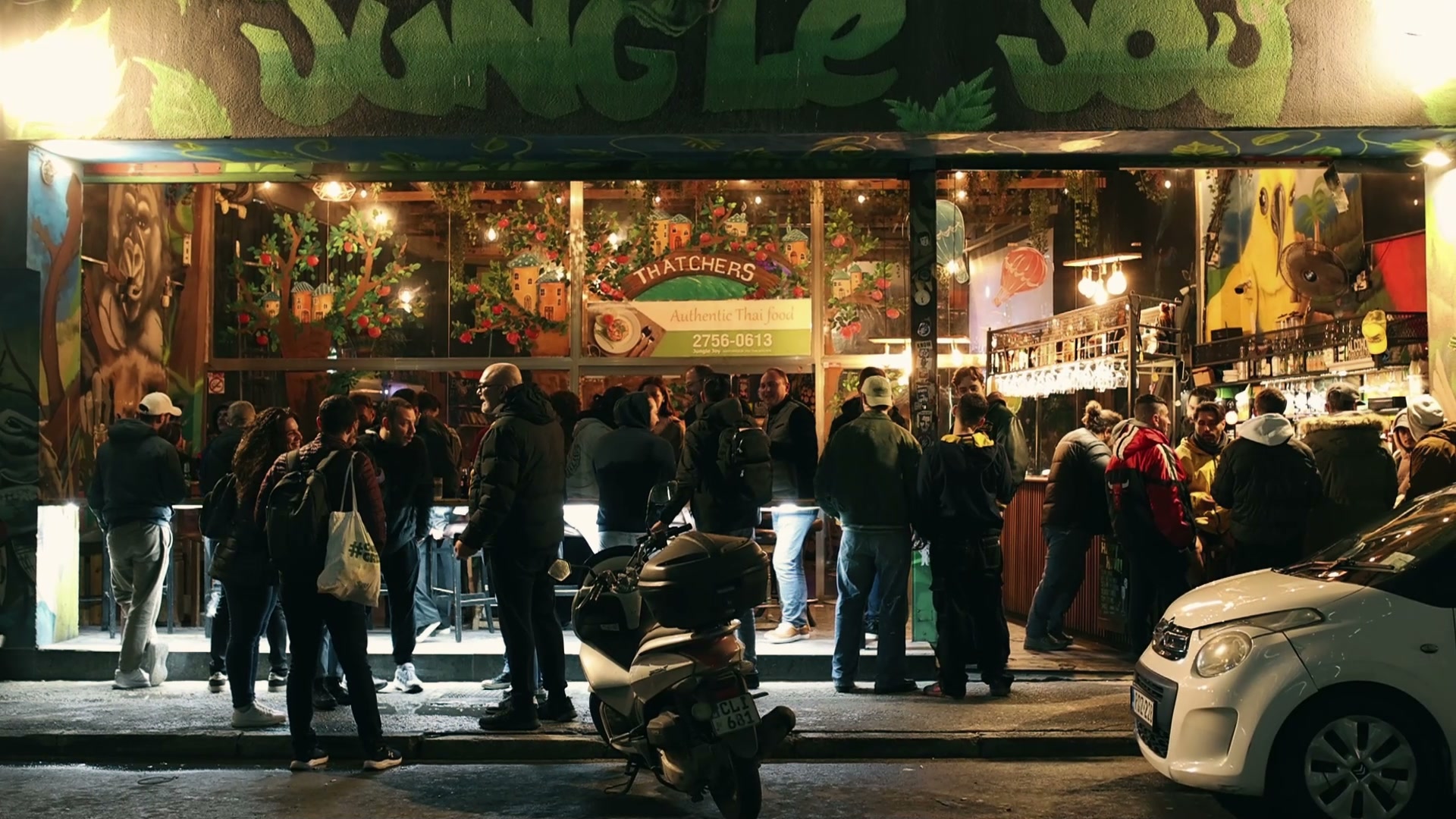 Innenraum von Jungle Joy Gżira mit Gästen