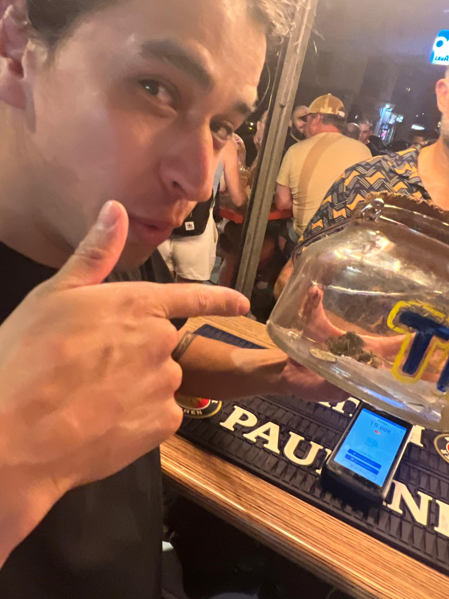 Dieses Grinsen an der Bar — Camilo in seinem natürlichen Lebensraum.