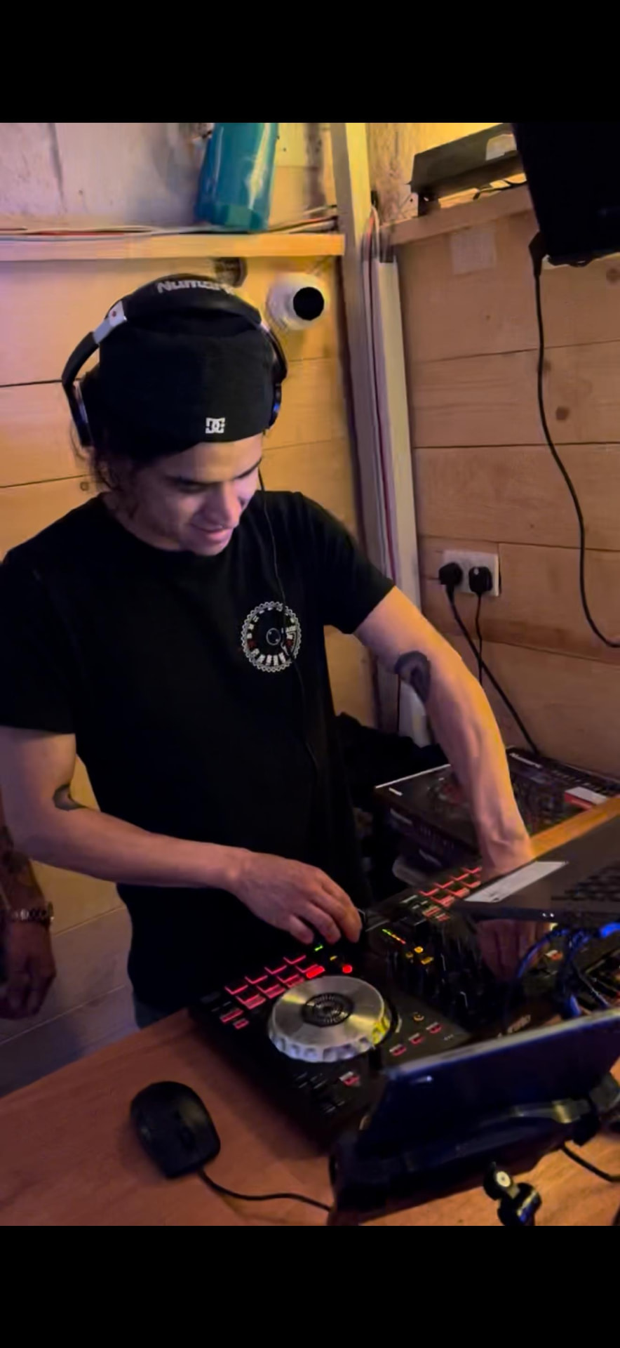 Hinter den Decks — hier hat Camilo unseren Nächten ihren Sound gegeben.