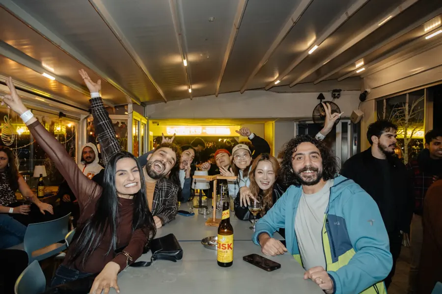 Amigos reunidos alrededor de la mesa