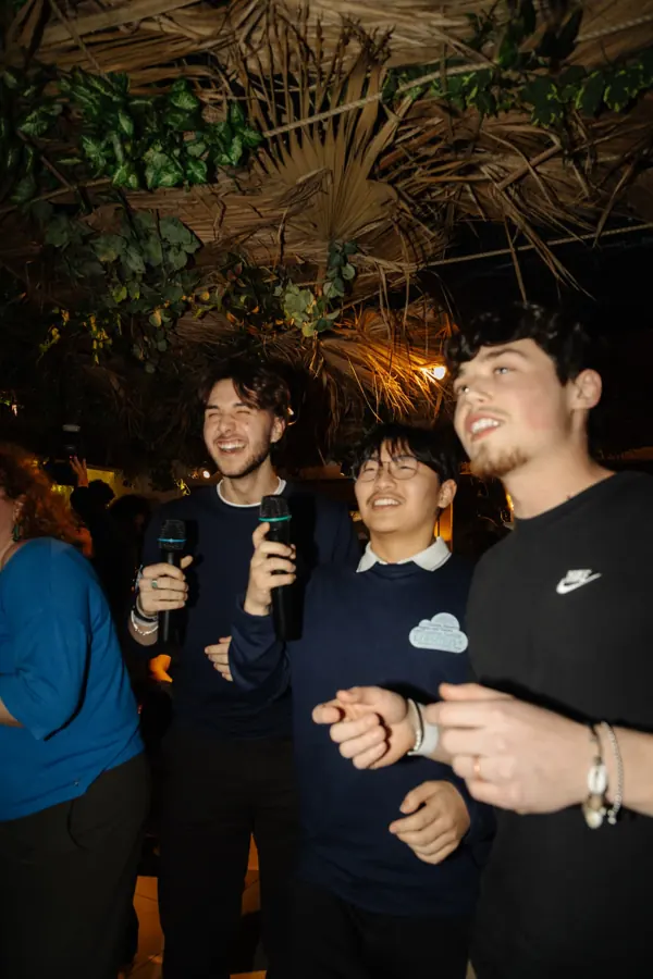 Invitados conversando con bebidas