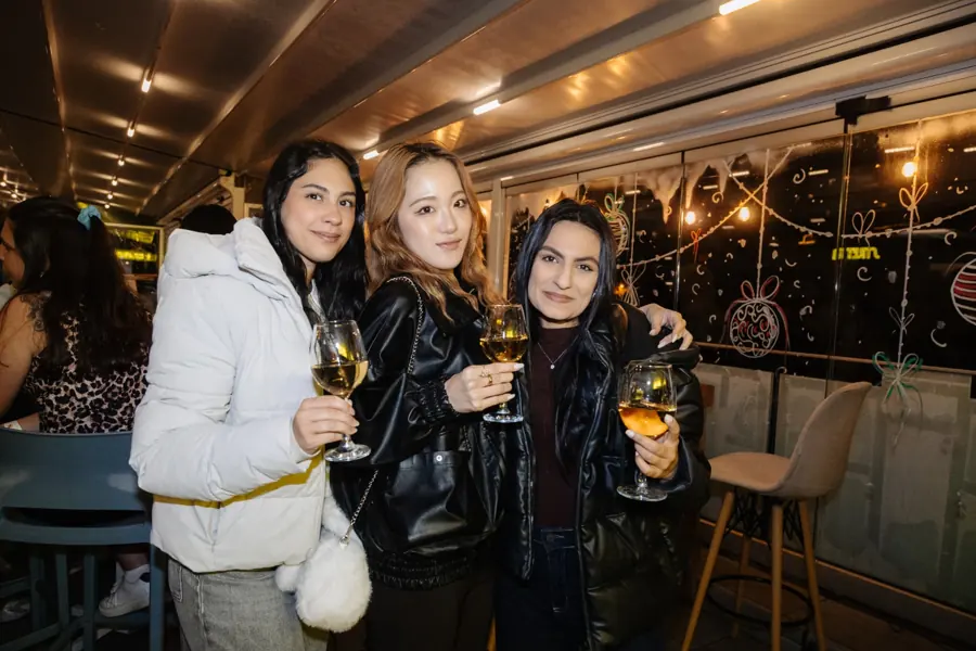 Amigos con bebidas en el interior Jungle