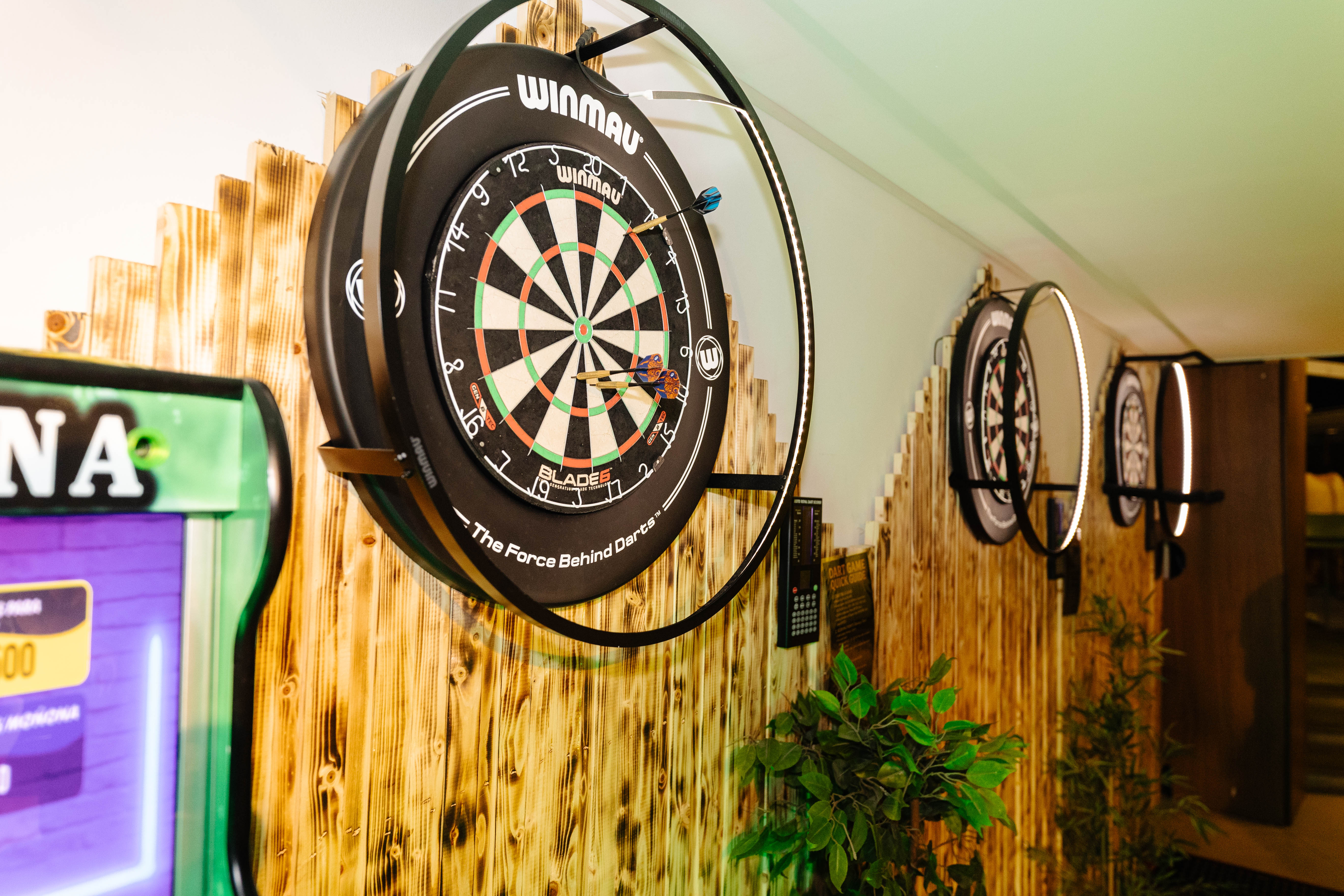 Drei Winmau-Dartscheiben im The Room