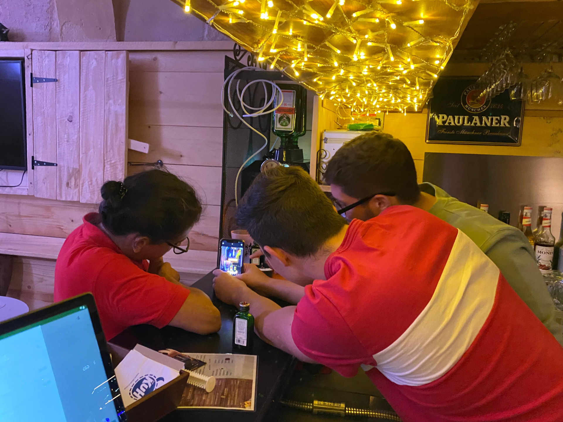 Köpfe zusammen an der Bar — die nächste verrückte Idee wird ausgeheckt.