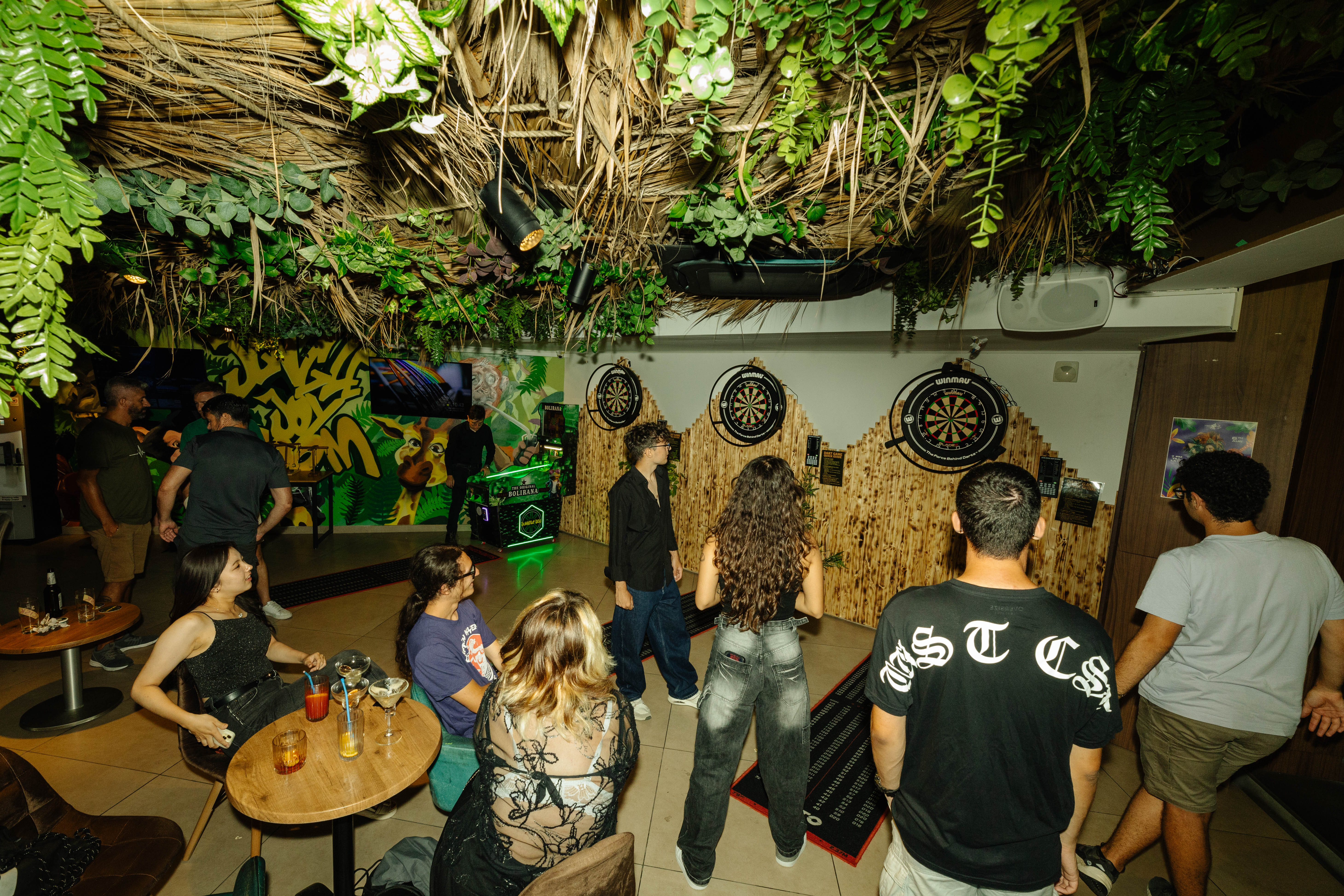 Ein Darts-Abend mit der ganzen Gruppe im The Room by Jungle Joy